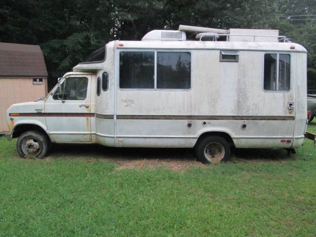 Ford-chateau-camper-special-motorhome-1977-white-1