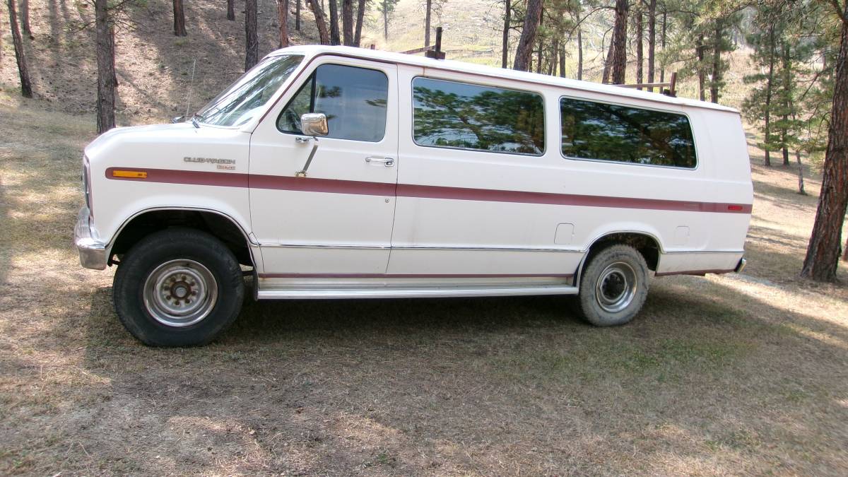 Ford-club-van-1987-white