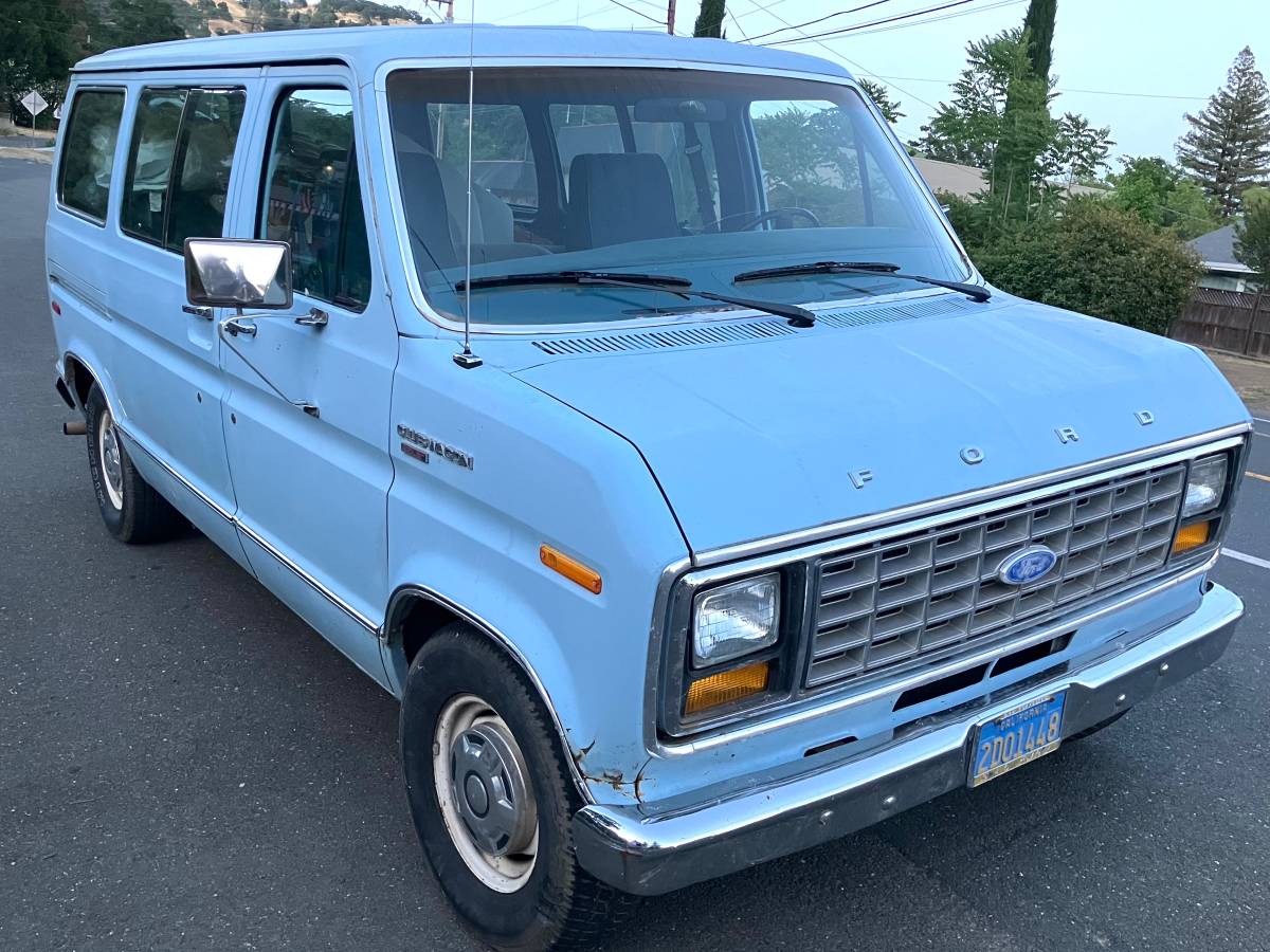 Ford-club-wagon-xlt-1982-blue