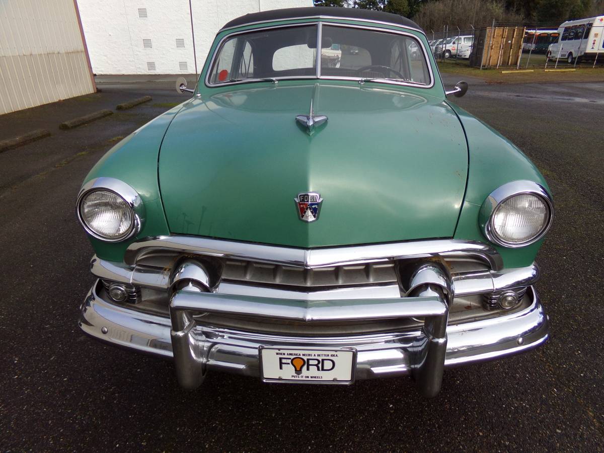 Ford-crestline-1951-green-1