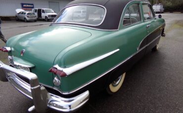 Ford-crestline-1951-green-3