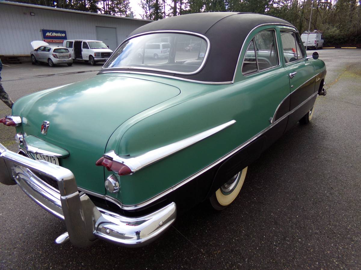 Ford-crestline-1951-green-3