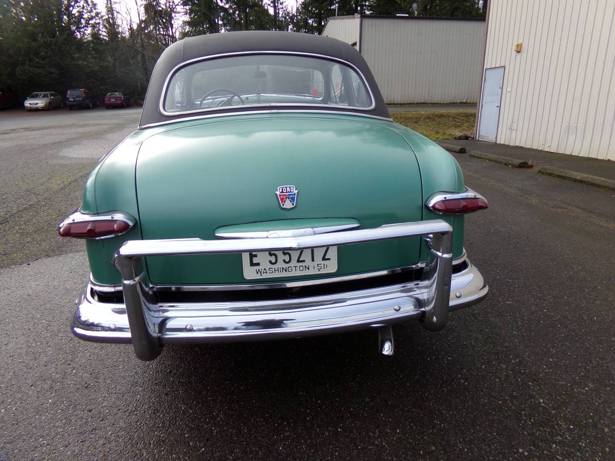 Ford-crestline-1951-green-4