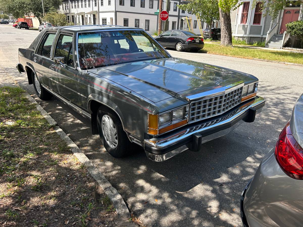 Ford-crown-vic-1987-grey-1