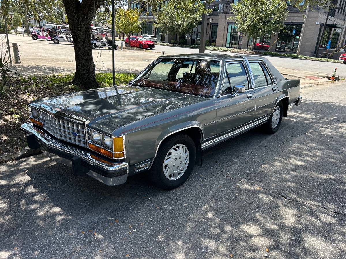Ford-crown-vic-1987-grey