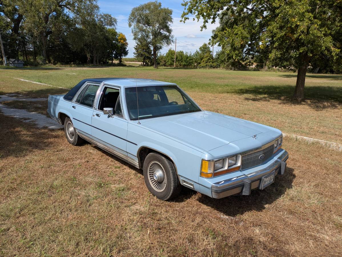 Ford-crown-victoria-ltd-crown-victoria-lx-1988