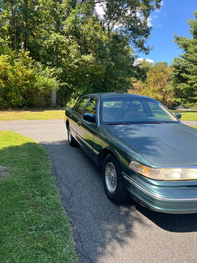 Ford-crown-victoria-lx-1995-green-1