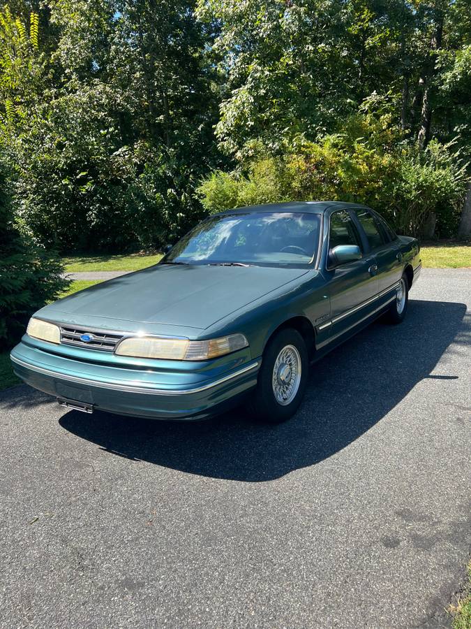 Ford-crown-victoria-lx-1995-green-3