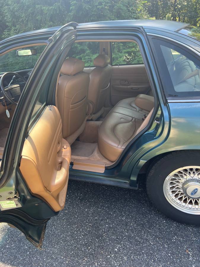 Ford-crown-victoria-lx-1995-green-4