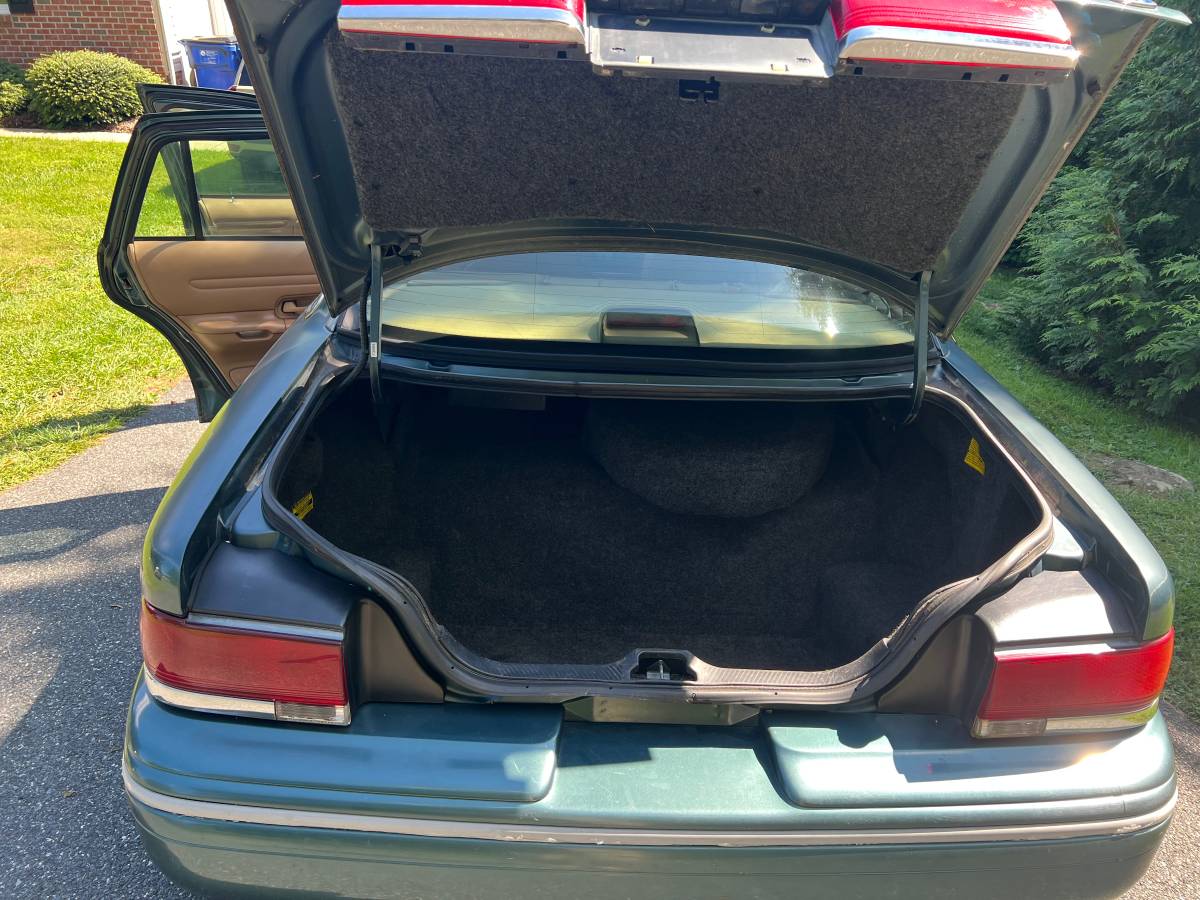 Ford-crown-victoria-lx-1995-green-5