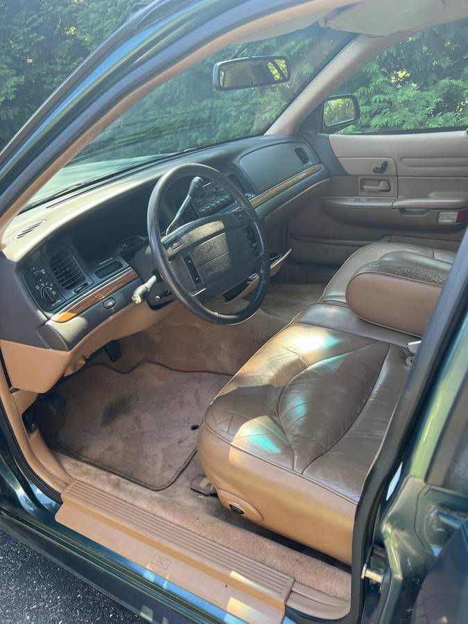 Ford-crown-victoria-lx-1995-green-9