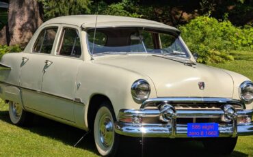 Ford-custom-deluxe-four-door-1951-custom-11