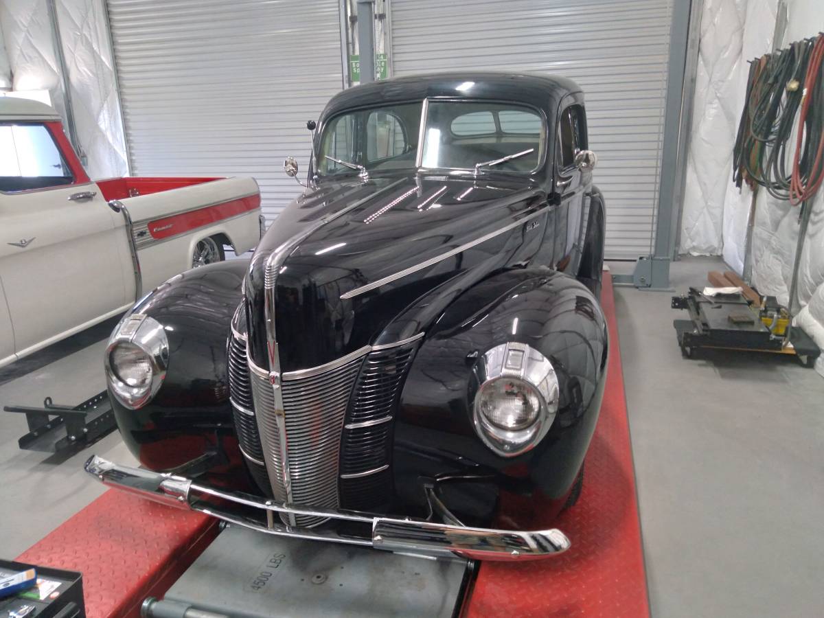 Ford-deluxe-1940-black-1