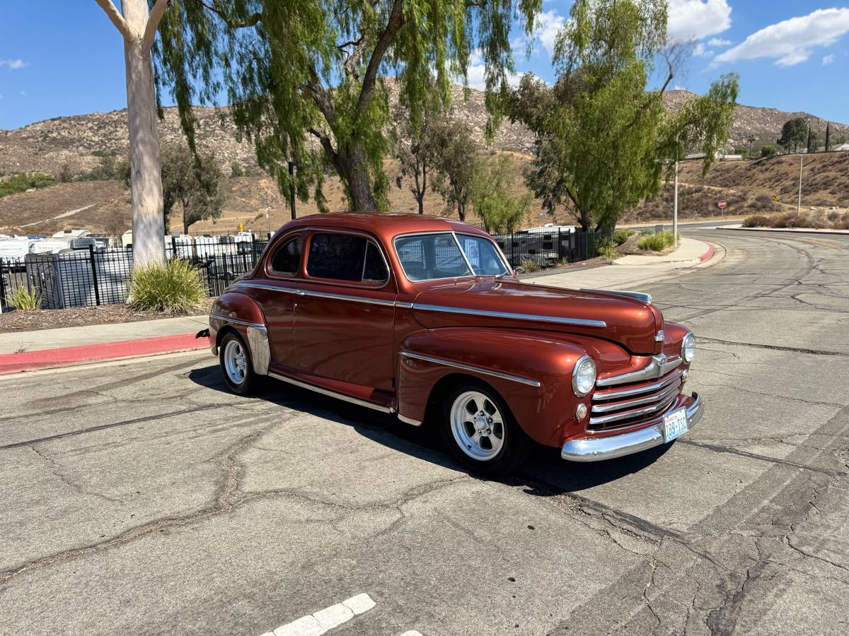 Ford-deluxe-1946-orange-1