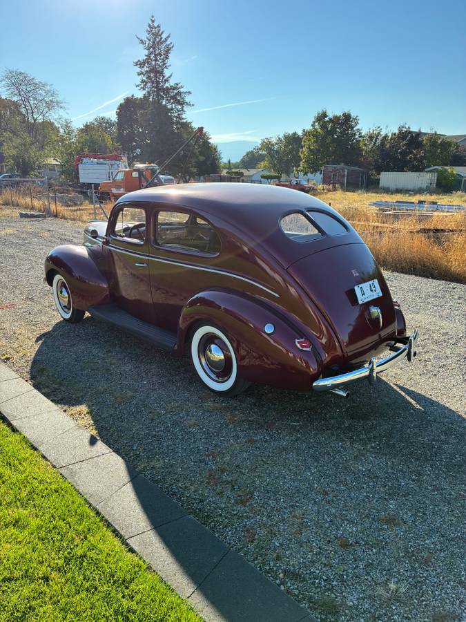 Ford-deluxe-2dr-sedan-1940-red-2