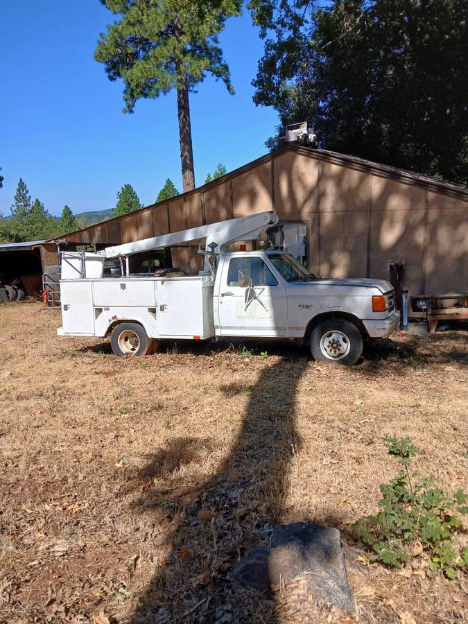 Ford-diesel-truck-with-bucket-lift-1987-white-1