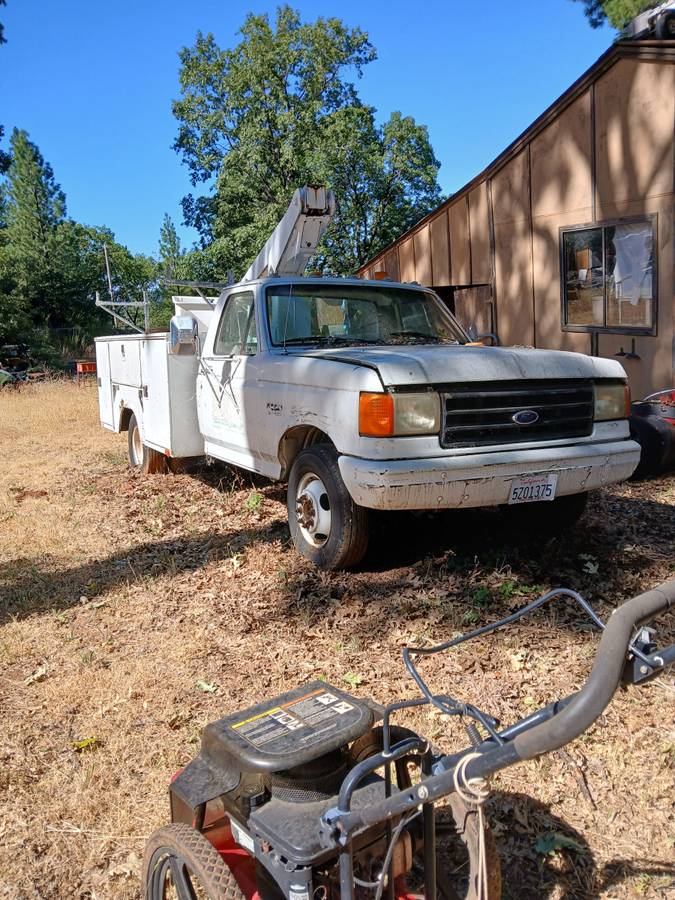 Ford-diesel-truck-with-bucket-lift-1987-white