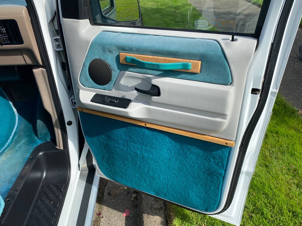 Ford-e-250-econoline-1993-white-14