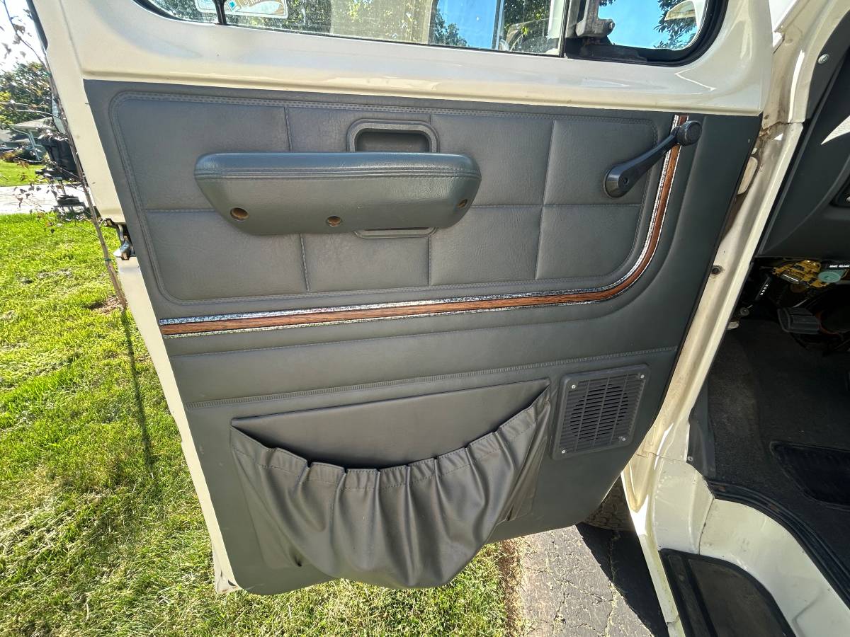 Ford-e-350-1991-white-17