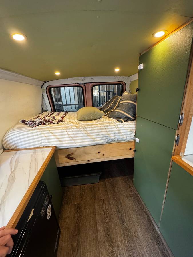 Ford-e250-econoline-camper-van-1978-blue-2
