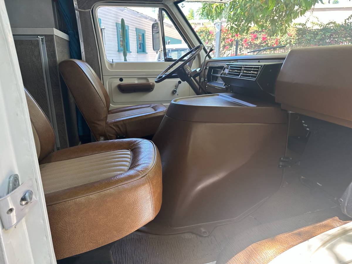 Ford-e300-1971-white-18