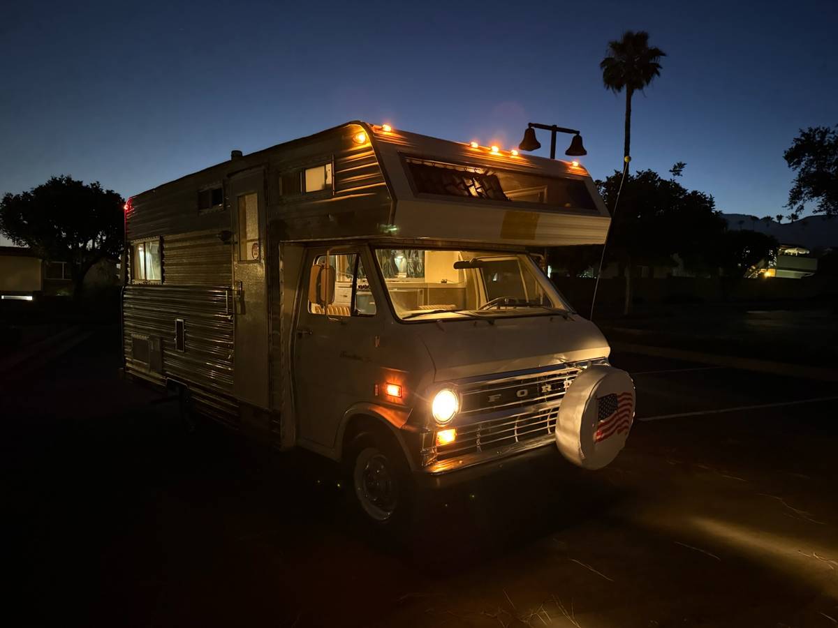 Ford-e300-1971-white-5