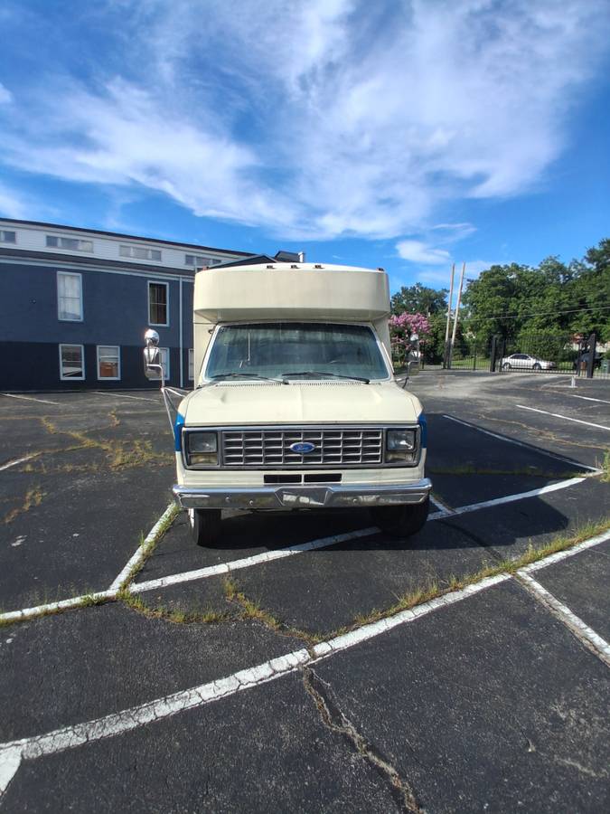 Ford-e350-shuttle-bus-1990-white-1