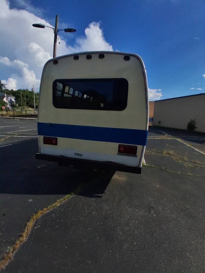 Ford-e350-shuttle-bus-1990-white-2