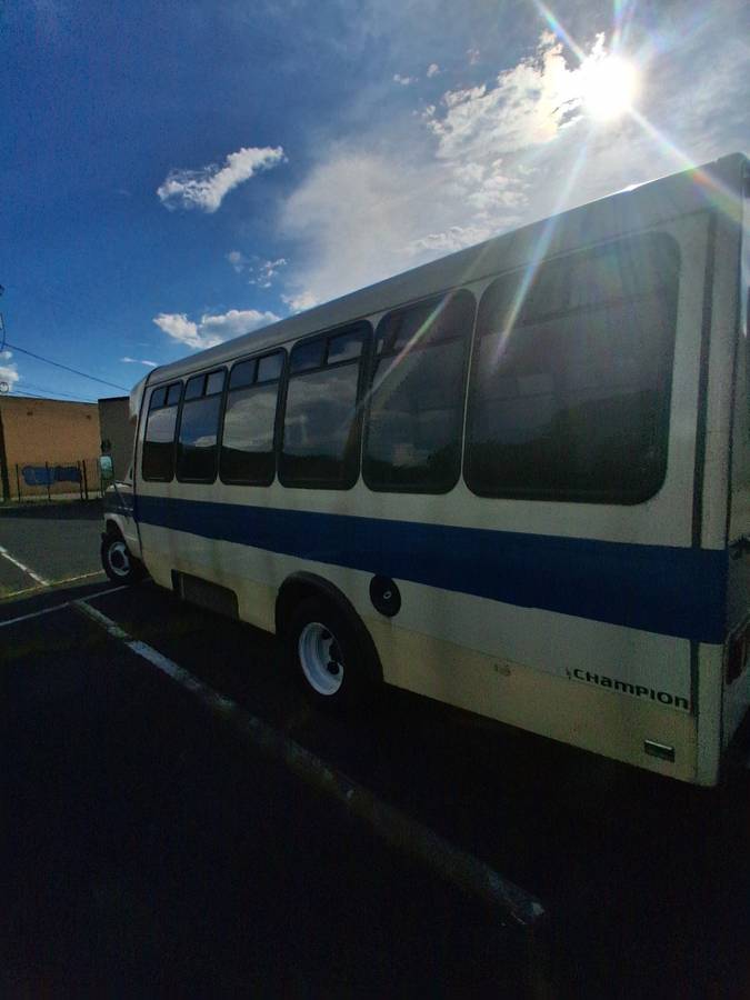 Ford-e350-shuttle-bus-1990-white-3