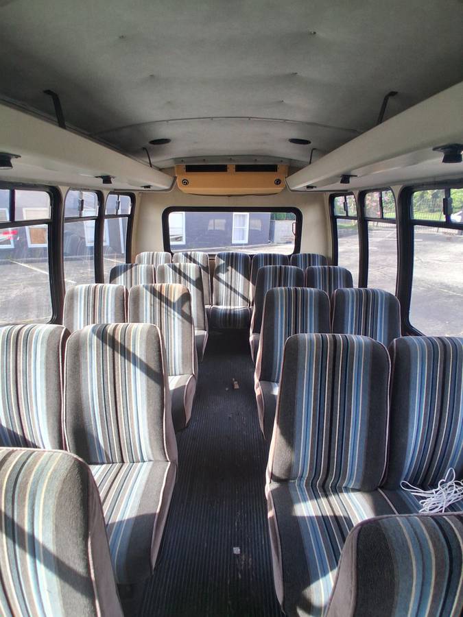 Ford-e350-shuttle-bus-1990-white-4