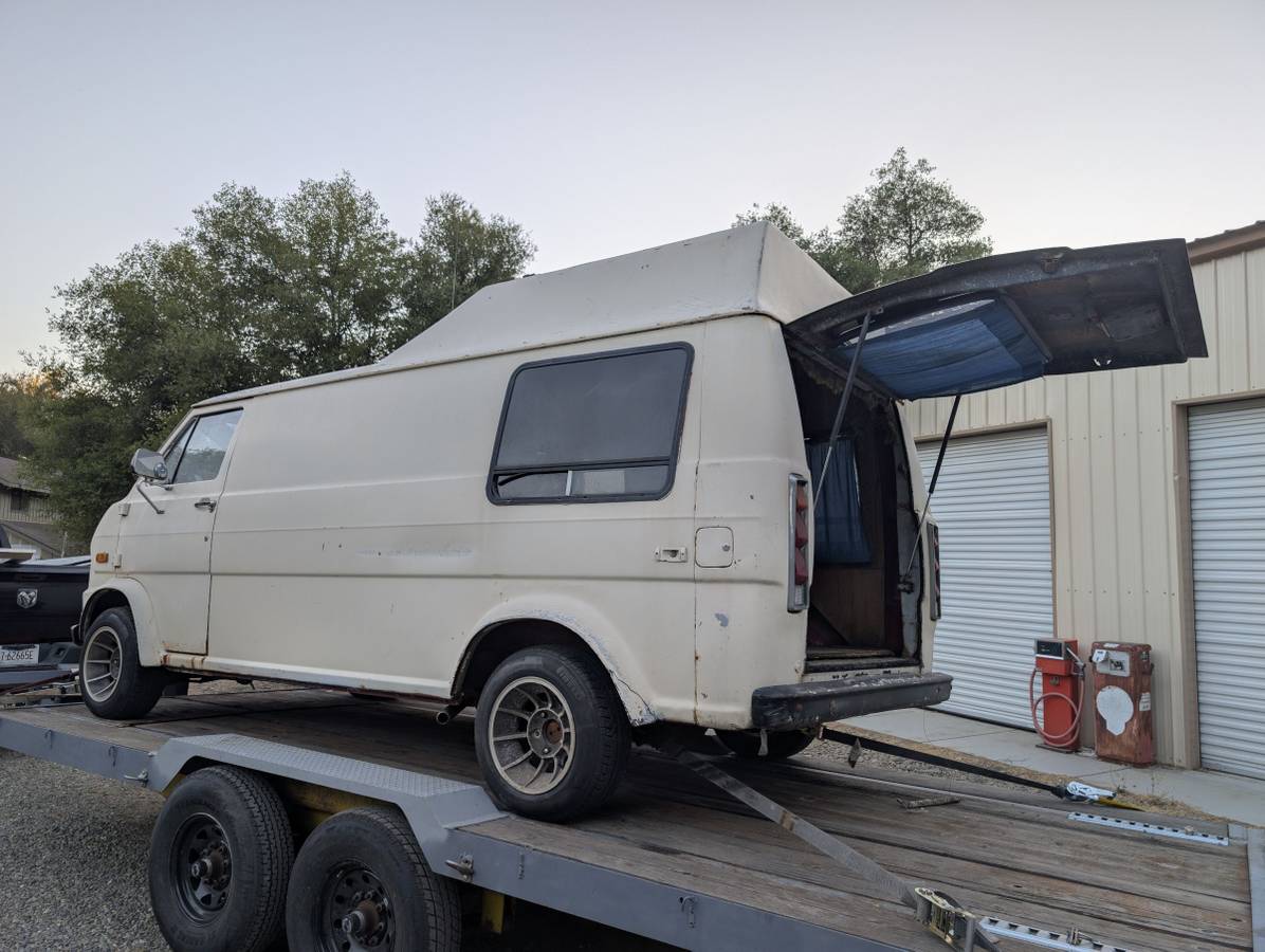 Ford-econoline-1973-white-1