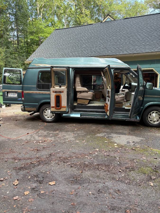 Ford-econoline-conversion-van-1995-green