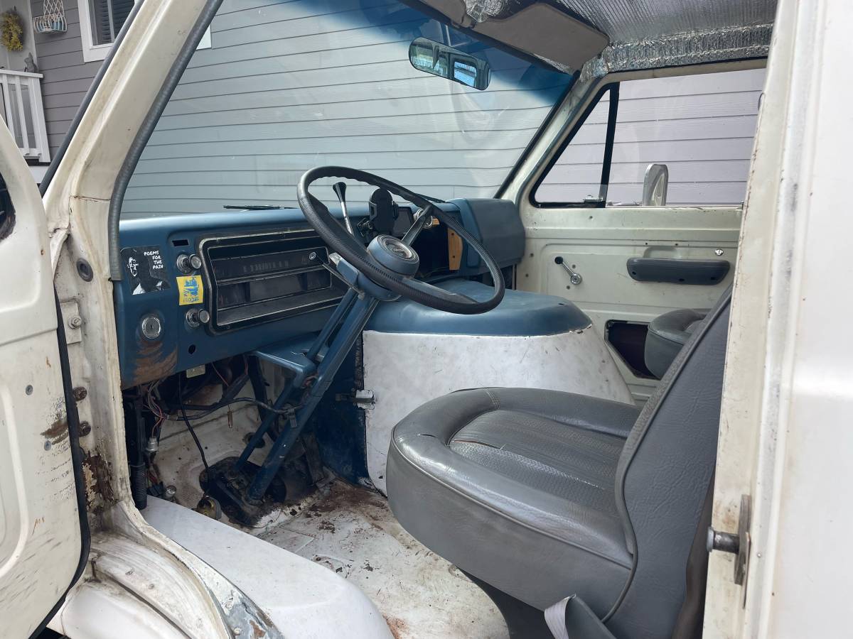 Ford-econoline-e-300-1972-white-5
