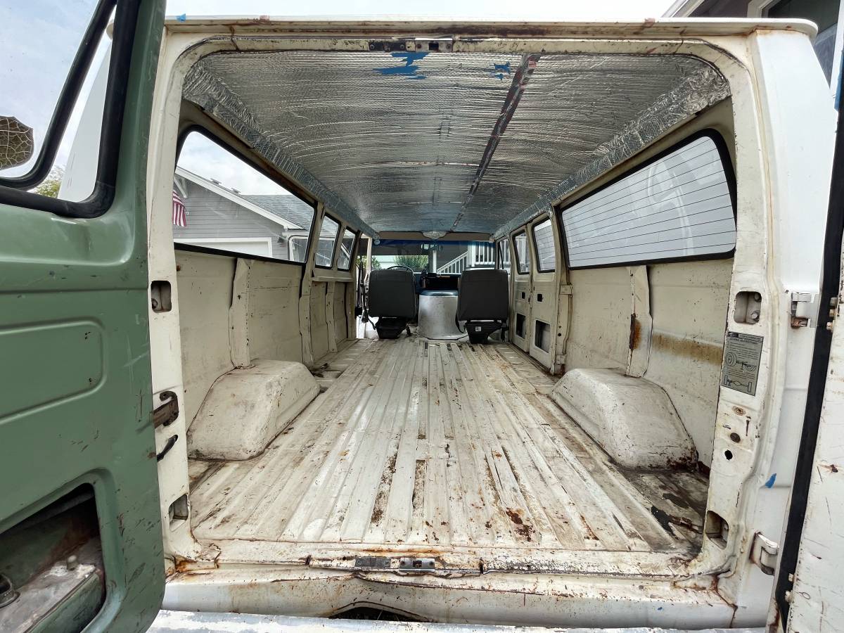 Ford-econoline-e-300-1972-white-6