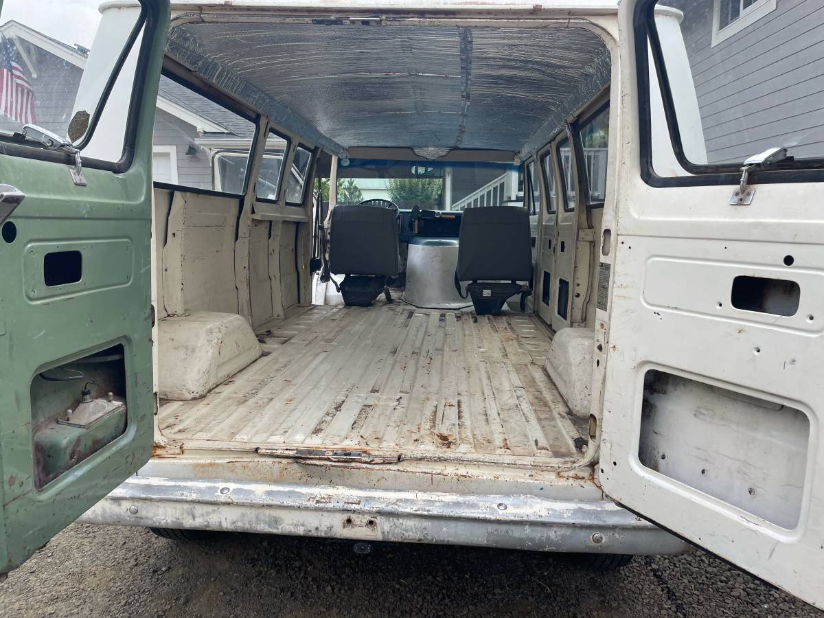 Ford-econoline-e-300-1972-white-7