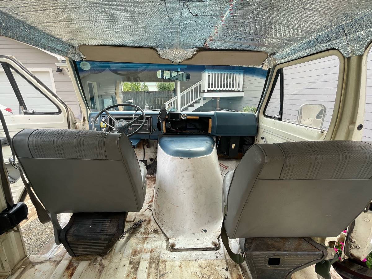 Ford-econoline-e-300-1972-white-9