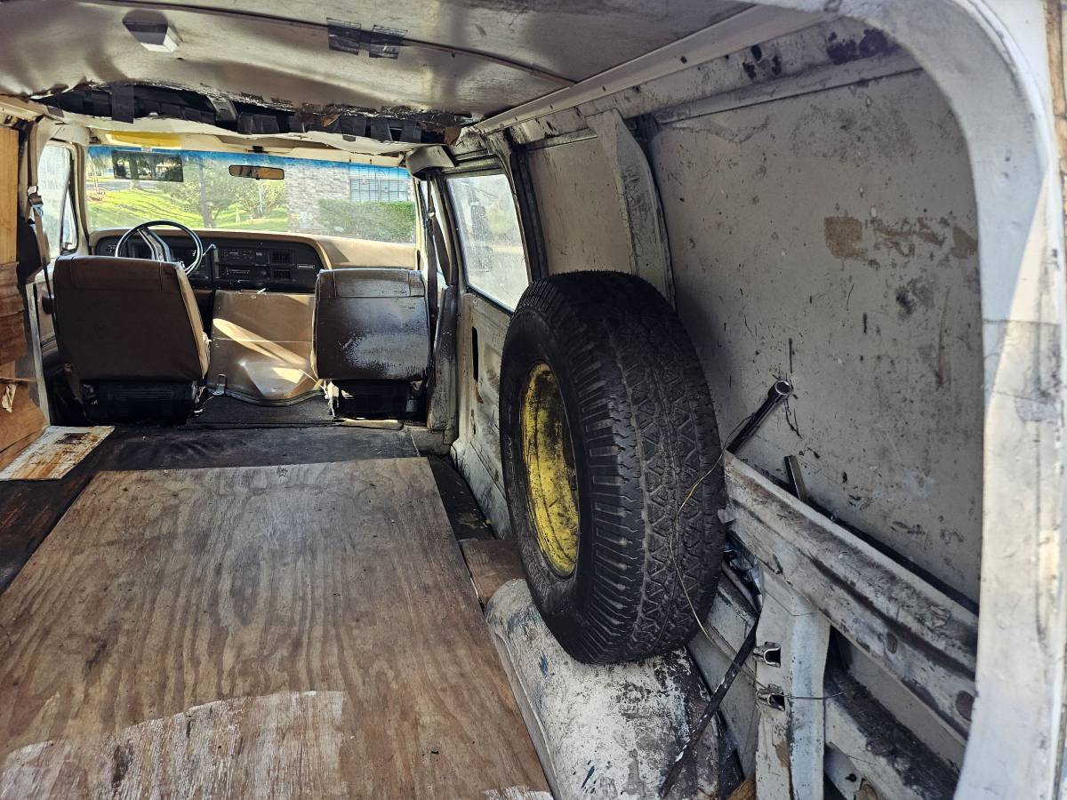 Ford-econoline-e150-cargo-van-1990-white-5