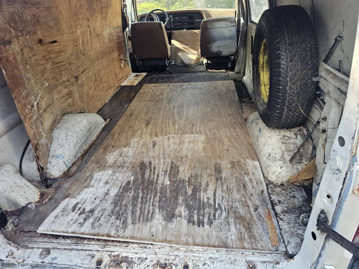 Ford-econoline-e150-cargo-van-1990-white-7