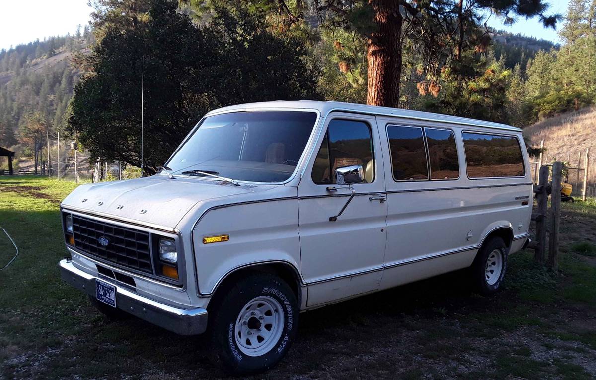 Ford-econoline-van-1979-white
