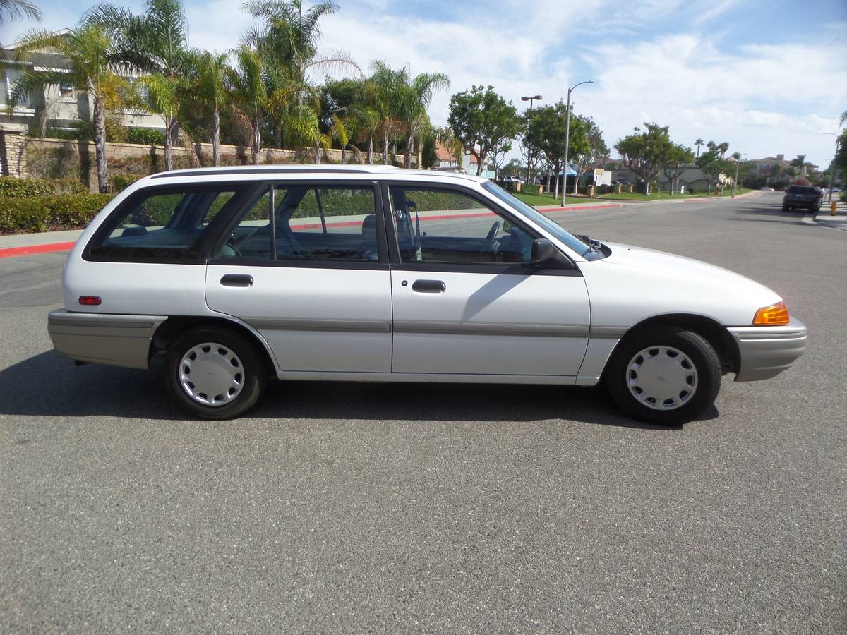 Ford-escort-lx-wagon-1991-white-3