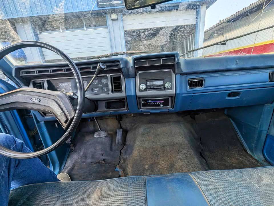 Ford-f-150-1984-blue-9