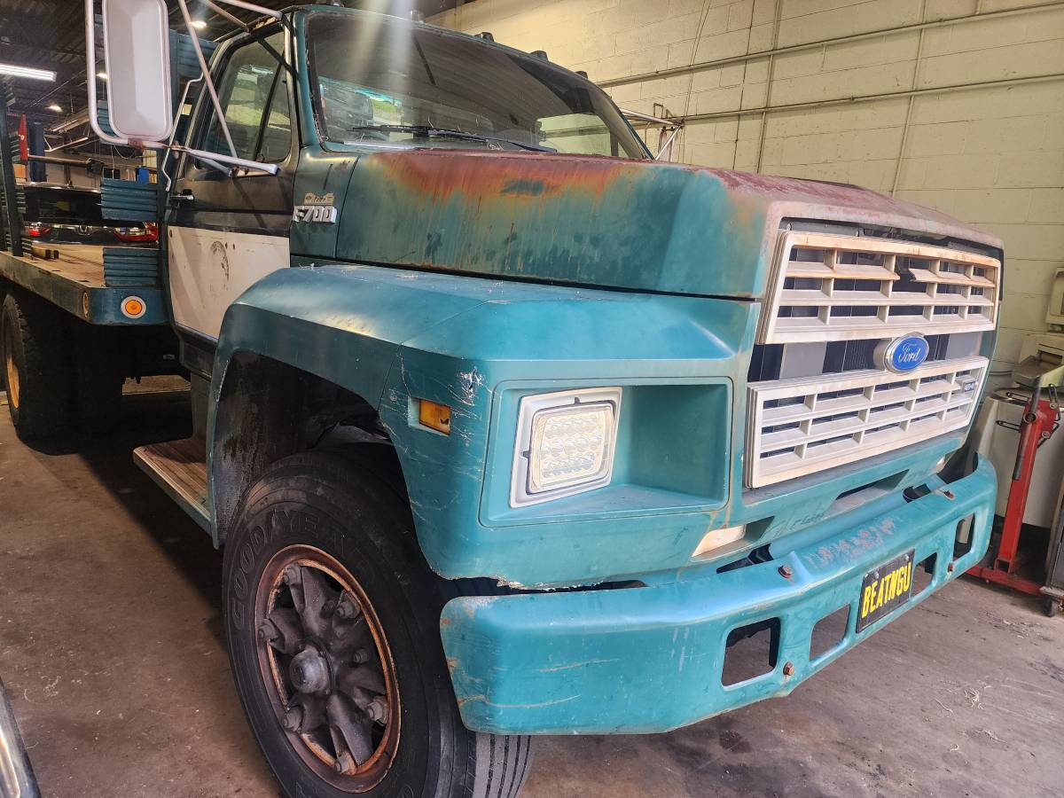 Ford-f-700-1987