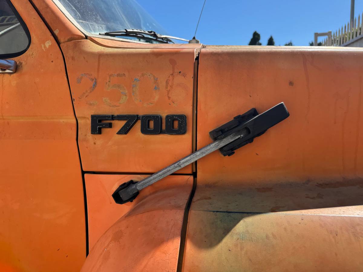 Ford-f-700-1989-orange-10