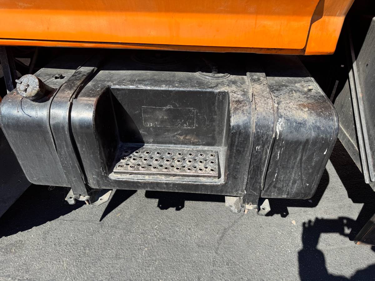 Ford-f-700-1989-orange-14
