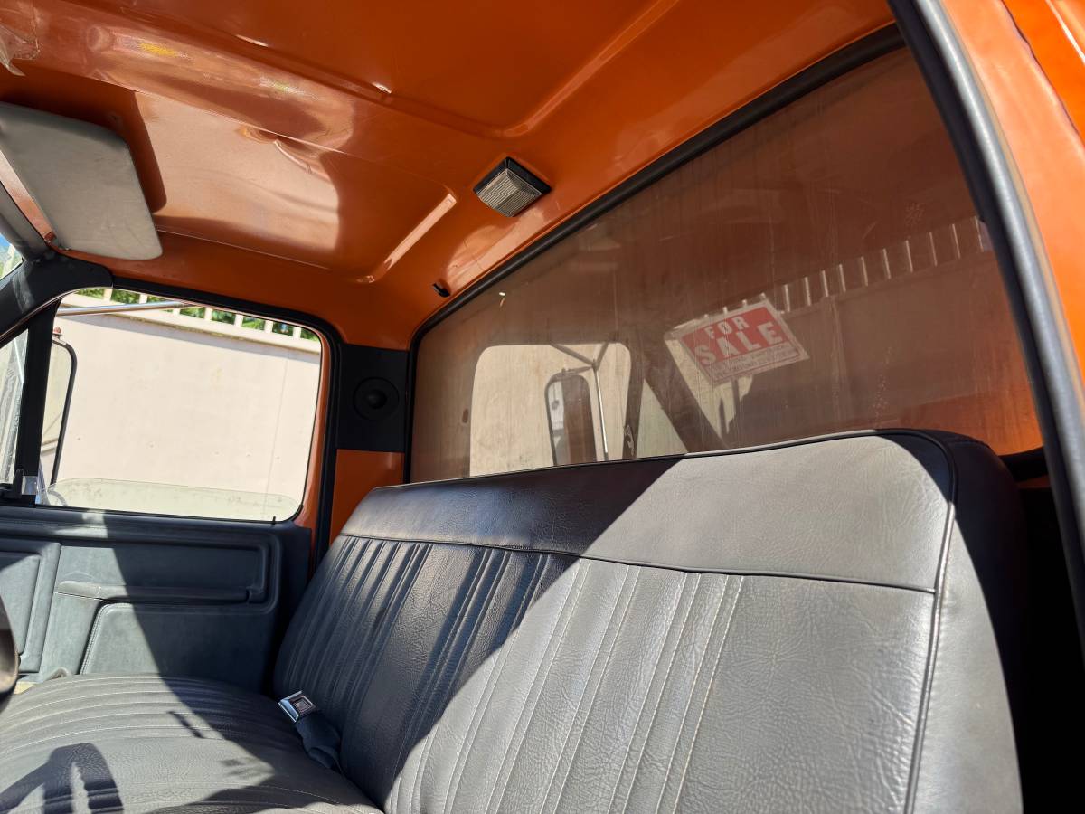 Ford-f-700-1989-orange-17
