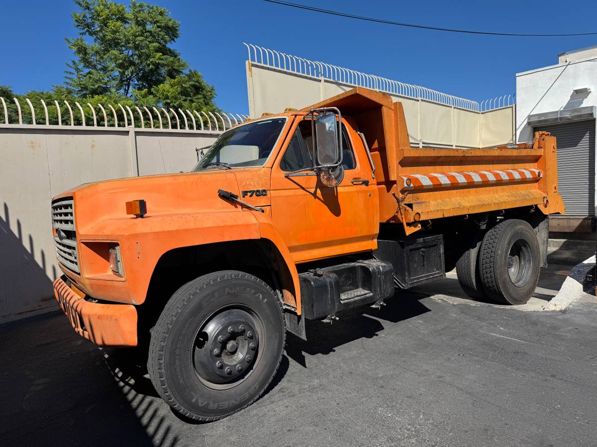 Ford-f-700-1989-orange-5