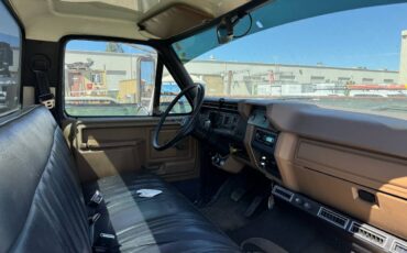 Ford-f-700-1991-grey-1