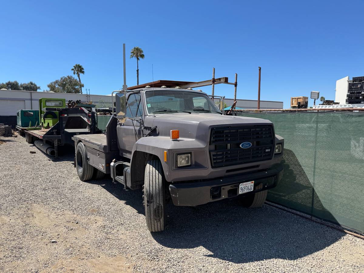Ford-f-700-1991-grey-7