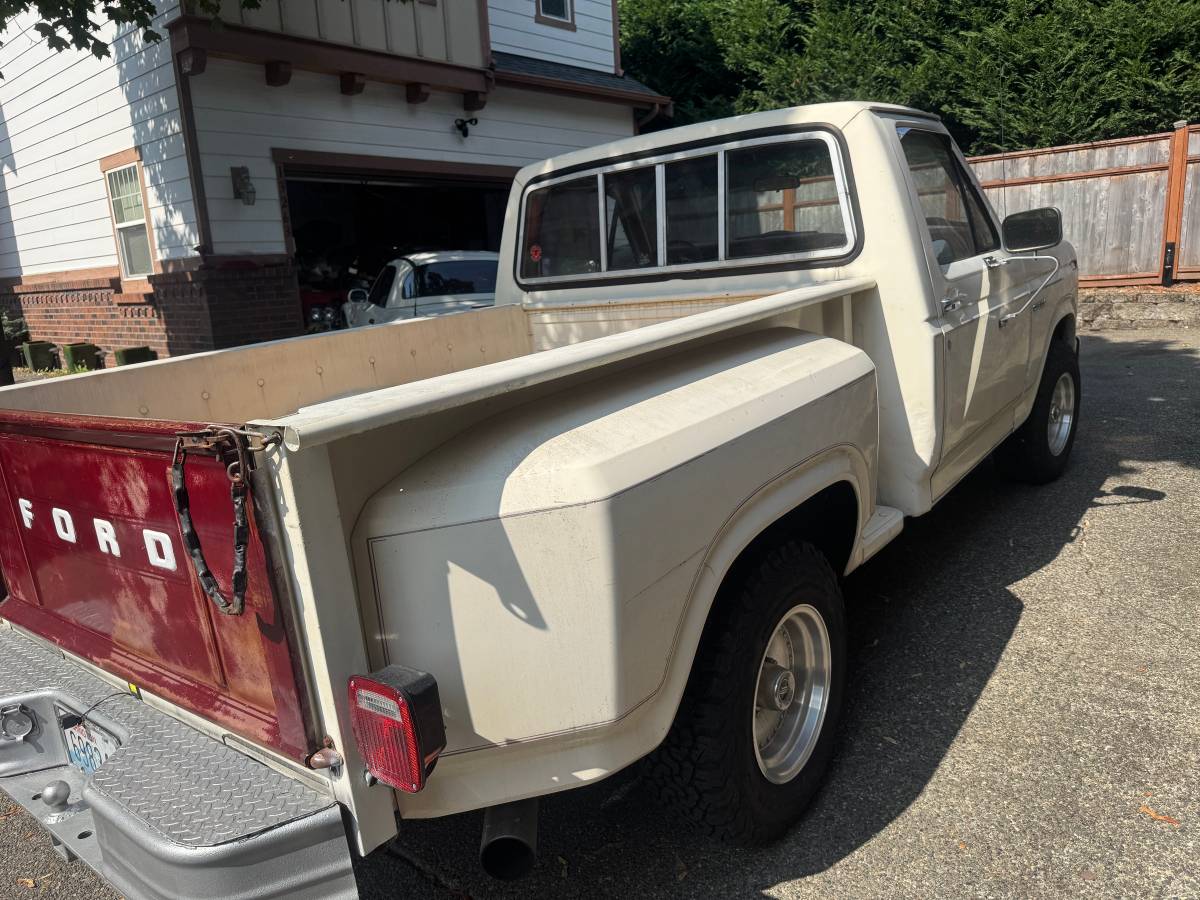 Ford-f100-custom-1980-white-10