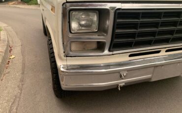 Ford-f100-custom-1980-white-3
